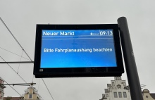 Display an der Straßenbahn-Haltestelle "Neuer Markt".