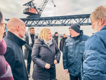 Senator Dr. Chris von Wrycz Rekowski, Innenministerin Nancy Faeser und Innenminister Christian Pegel im Stadthafen.