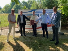 Übergabe des Zuwendungsbescheides von Minister Christian Pegel an Oberbürgermeister Claus Ruhe Madsen Übergabe des Zuwendungsbescheides von Minister Christian Pegel an Oberbürgermeister Claus Ruhe Madsen