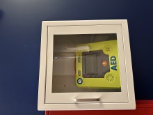 Defibrillator in der Rostocker Rathaushalle.