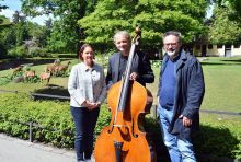 Freuen sich auf die 26. Klassik-Nacht – Zoodirektorin Antje Angeli, Solokontrabassist Prof. Frank Thönes und Intendant Ralph Reichel – hier vor der historischen Huftieranlage im Zoo Rostock.
