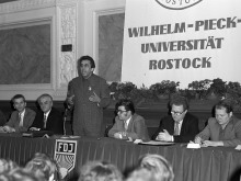 Egon Krenz spricht in der Aula der Wilhelm-Pieck-Universität Rostock Egon Krenz spricht in der Aula der Wilhelm-Pieck-Universität Rostock