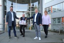 Kuchenübergabe am 27. März 2020: Oberbürgermeister Claus Ruhe Madsen; Steffen Vollrath, Verwaltungsdirektor, Klinikum Südstadt Rostock; Dr. Chris Müller-von Wrycz Rekowski, Finanzsenator, und Sylvia Waterstradt, Pflegedienstdirektorin, Klinikum Südstadt Rostock (v.l.n.r.) Kuchenübergabe am 27. März 2020: Oberbürgermeister Claus Ruhe Madsen; Steffen Vollrath, Verwaltungsdirektor, Klinikum Südstadt Rostock; Dr. Chris Müller-von Wrycz Rekowski, Finanzsenator, und Sylvia Waterstradt, Pflegedienstdirektorin, Klinikum Südstadt Rostock (v.l.n.r.)