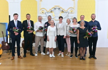 Unternehmerehrung am 16. Mai 2024: Preisträgerinnen und Preisträger mit Bürgerschaftspräsidentin Regine Lück, Oberbürgermeisterin Eva-Maria Kröger und Staatssekretär Jochen Schulte.