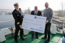 Eine Spende in Höhe von 3.000 Euro für das Jugendschiff „Likedeeler“ wurden von Konteradmiral Karsten Schneider (li.) und Tourismusdirektor Matthias Fromm (re.) an den Vereinsvorsitzenden Wolfdietrich Barmwoldt überreicht. Eine Spende in Höhe von 3.000 Euro für das Jugendschiff „Likedeeler“ wurden von Konteradmiral Karsten Schneider (li.) und Tourismusdirektor Matthias Fromm (re.) an den Vereinsvorsitzenden Wolfdietrich Barmwoldt überreicht.