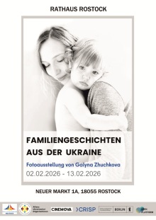 Frau hält ein Kleinkind in den Armen