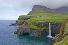 Gasadalur an der felsigen Nordwestküste der Insel Vagar, Gasadalur an der felsigen Nordwestküste der Insel Vagar,