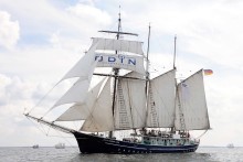 Der Rostocker Dreimaster "Santa Barbara Anna" unter Segel auf der Ostsee