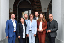 Haben das Konzept für das Eltern-Kind-Zentrum vorgestellt: Prof. Dr. Jan Roesner (v.l.), Ärztlicher Direktor des Klinikum Südstadt Rostock, Stefanie Drese, Gesundheitsministerin, Steffen Vollrath, Verwaltungsdirektor Klinikum Südstadt Rostock, Dr. Christiane Stehle, Ärztliche Vorständin und Vorstandsvorsitzende der Universitätsmedizin Rostock, Prof. Dr. Bernd Krause, Dekan und Wissenschaftlicher Vorstand der Universitätsmedizin Rostock, Bettina Martin, Wissenschaftsministerin und Dr. Chris von Wrycz Rekowski, Finanzsenator und 1. Stellvertreter der Oberbürgermeisterin der Hanse- und Universitätsstadt Rostock. Haben das Konzept für das Eltern-Kind-Zentrum vorgestellt: Prof. Dr. Jan Roesner (v.l.), Ärztlicher Direktor des Klinikum Südstadt Rostock, Stefanie Drese, Gesundheitsministerin, Steffen Vollrath, Verwaltungsdirektor Klinikum Südstadt Rostock, Dr. Christiane Stehle, Ärztliche Vorständin und Vorstandsvorsitzende der Universitätsmedizin Rostock, Prof. Dr. Bernd Krause, Dekan und Wissenschaftlicher Vorstand der Universitätsmedizin Rostock, Bettina Martin, Wissenschaftsministerin und Dr. Chris von Wrycz Rekowski, Finanzsenator und 1. Stellvertreter der Oberbürgermeisterin der Hanse- und Universitätsstadt Rostock.
