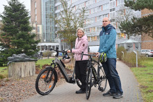 Gesine Gräf und Sebastian Diews mit den neuen Dienstfahrrädern vor dem Klinikum Südstadt.