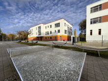 Hort „Groß und Klein“ Hof mit Bänken und Tischtennisplatte