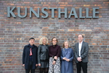 Planungs- und Gestaltungsbeirat der Hanse- und Universitätsstadt Rostock, v.l.n.r. Dr. Cyrus Zahiri, Dr. Anke Schettler, Barbara Hutter, Prof. Renate Abelmann, V.-Prof. J. Miller Stevens (Foto: Maxi Boden, März 2019) Planungs- und Gestaltungsbeirat der Hanse- und Universitätsstadt Rostock, v.l.n.r. Dr. Cyrus Zahiri, Dr. Anke Schettler, Barbara Hutter, Prof. Renate Abelmann, V.-Prof. J. Miller Stevens (Foto: Maxi Boden, März 2019)