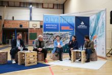 Bild (v.r.n.l.): Sebastian Schramm - Referat Landesmarketing, Stefanie Drese - Ministerin für Soziales, Gesundheit und Sport, Eva-Maria Kröger - Oberbürgermeisterin der Hanse- und Universitätsstadt Rostock, Andreas Bluhm - Präsident Landessportbund M-V, Dr. Heiko Lex - Referent für Sportvereine und Olympiabewerbung (Quelle: Jan Farclas).