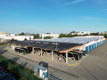 Busbetriebshof Rostock-Schmarl mit großem Carport für Busse und Infrastruktur zum Laden und Tanken grüner Antriebstechnologien. 