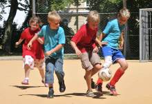 Kinder spielen Fußball auf dem Spielplatz im Kurpark Kinder spielen Fußball auf dem Spielplatz im Kurpark