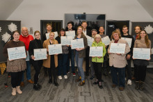 Vorstandsvorsitzender der Stadtwerke Rostock Oliver Brünnich mit den Spendenempfängerinnen und -empfängern