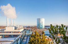 Großer Stahlbehälter auf dem Gelände der Stadtwerke Rostock