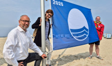Tourismusdirektor Matthias Fromm, Nachhaltigkeitsmanagerin Mila Zarkh und Lukas Knaup vom DRK hissen die Blaue Flagge am Warnemünder Strand. Tourismusdirektor Matthias Fromm, Nachhaltigkeitsmanagerin Mila Zarkh und Lukas Knaup vom DRK hissen die Blaue Flagge am Warnemünder Strand.