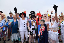 Eisbaderinnen und Eisbader feiern im Rahmen des Warnemünder Wintervergnügens Fasching.
