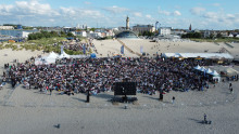 3000 Menschen beim public viewing am Warnemünder Strand