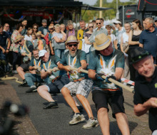 Teams im Stadthafen kämpfen vor zahlreichen Schaulustigen um den Sieg beim Tauzieh-Turnier. Teams im Stadthafen kämpfen vor zahlreichen Schaulustigen um den Sieg beim Tauzieh-Turnier.