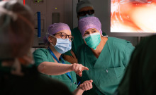 Bei einer OP erklärte Herzchirurgin Dr. Josephina Haunschild (l.) Oberbürgermeister Eva-Maria Kröger das Vorgehen beim Einsetzen einer künstlichen Herzklappe im OP.