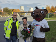 Die 91-millionste Fahrerin mit Blumenstrauß an der Mautstation