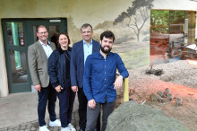 Freuen sich auf das zweite Erdmännchenkonzert am 21. Juni - OSPA Vorstand Karsten Pannwitt (v.li.), Zoodirektorin Antje Angeli, FSN-Geschäftsführer Claas Erdmann und der 1. Kapellmeister am Volkstheater Rostock, Eduardo Browne Salinas. Gruppenbild am Erdmännchen Gehege Freuen sich auf das zweite Erdmännchenkonzert am 21. Juni - OSPA Vorstand Karsten Pannwitt (v.li.), Zoodirektorin Antje Angeli, FSN-Geschäftsführer Claas Erdmann und der 1. Kapellmeister am Volkstheater Rostock, Eduardo Browne Salinas. Gruppenbild am Erdmännchen Gehege