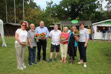 Am Wochenende standen sie im Mittelpunkt - Blumen für die Ehrenamtlichen von Oberbürgermeisterin Eva-Maria Kröger (re.), von Zoodirektorin Antje Angeli (li.) und vom Vereinsvorsitzenden Mirko Strätz (mi.).