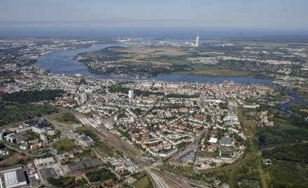 Luftaufnahme der Rostocker Innenstadt und des Breitlings