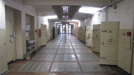 Blick in den Zellentrakt der ehemaligen Untersuchungshaftanstalt