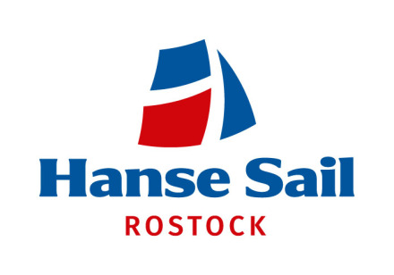 abstrahierte Segel in Blau und Rot auf weißem Grund mit dem Schriftzug Hanse Sail Rostock