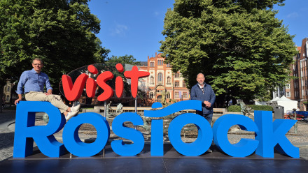 Rostock steht in sieben großen Buchstaben  auf dem Universitätsplatz.