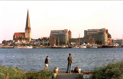 Blick vom Dierkower Ufer auf den Stadthafen mit den Speicherhäusern und die Petrikirche