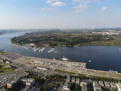 großer Betonparkplatz und Fläche des Rostocker Stadthafens von oben