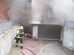 Feuer in Tiefgarage durch Feuerwerk