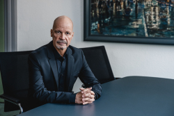 Dr. Chris von Wrycz Rekowski, Erster Stellvertreter der Oberbürgermeisterin, Senator für Finanzen, Digitalisierung und Ordnung Dr. Chris von Wrycz Rekowski, Erster Stellvertreter der Oberbürgermeisterin, Senator für Finanzen, Digitalisierung und Ordnung