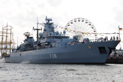 Die Fregatte der Deutschen Marine "Mecklenburg-Vorpommern" lädt am Passagierkai Warnemünde zu Open-Ship ein. 