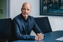 Dr. Chris von Wrycz Rekowski, Erster Stellvertreter der Oberbürgermeisterin, Senator für Finanzen, Digitalisierung und Ordnung Dr. Chris von Wrycz Rekowski, Erster Stellvertreter der Oberbürgermeisterin, Senator für Finanzen, Digitalisierung und Ordnung