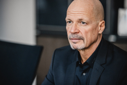 Dr. Chris von Wrycz Rekowski, Erster Stellvertreter der Oberbürgermeisterin, Senator für Finanzen, Digitalisierung und Ordnung Dr. Chris von Wrycz Rekowski, Erster Stellvertreter der Oberbürgermeisterin, Senator für Finanzen, Digitalisierung und Ordnung