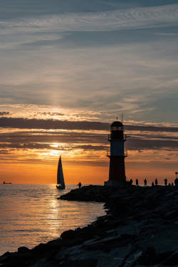 Warnemünder Mole mit Leuchtfeuer bei Sonnenuntergang (Kalenderbild September im Umweltkalender 2026) 