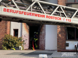 Feuer zerstört Wohnhaus in Rostocker KTV (Bild: Feuerwehr Rostock)