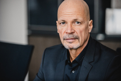 Dr. Chris von Wrycz Rekowski, Erster Stellvertreter der Oberbürgermeisterin, Senator für Finanzen, Digitalisierung und Ordnung Dr. Chris von Wrycz Rekowski, Erster Stellvertreter der Oberbürgermeisterin, Senator für Finanzen, Digitalisierung und Ordnung
