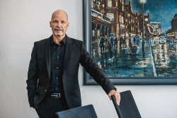 Dr. Chris von Wrycz Rekowski, Erster Stellvertreter der Oberbürgermeisterin, Senator für Finanzen, Digitalisierung und Ordnung Dr. Chris von Wrycz Rekowski, Erster Stellvertreter der Oberbürgermeisterin, Senator für Finanzen, Digitalisierung und Ordnung