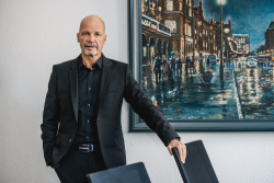Dr. Chris von Wrycz Rekowski, Erster Stellvertreter der Oberbürgermeisterin, Senator für Finanzen, Digitalisierung und Ordnung Dr. Chris von Wrycz Rekowski, Erster Stellvertreter der Oberbürgermeisterin, Senator für Finanzen, Digitalisierung und Ordnung