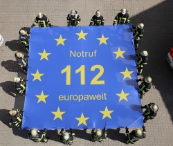 Die 112 im Sternenkranz der europäischen Flagge ist das Symbol für den Euronotruf. 