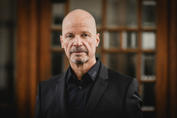 Dr. Chris von Wrycz Rekowski, Erster Stellvertreter der Oberbürgermeisterin, Senator für Finanzen, Digitalisierung und Ordnung Dr. Chris von Wrycz Rekowski, Erster Stellvertreter der Oberbürgermeisterin, Senator für Finanzen, Digitalisierung und Ordnung