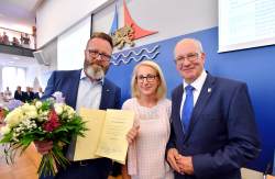 Oberbürgermeister Claus Ruhe Madsen mit Bürgerschaftspräsidentin Regine Lück und Oberbürgermeister Roland Methling bei der Übergabe der Ernennungsurkunde am 28. August 2019.