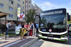 Sie hatten bei der Einweihung der Bushaltestelle Bützower Straße ihren großen Auftritt bei der Einweihung: Die drei Kinder aus der benachbarten Kita "Biene Maja".