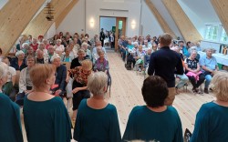 Beim Sommersingen im Slüterhaus waren die Stühle im Kirchensaal bis auf den letzten Platz besetzt.